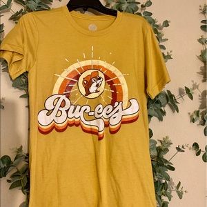 yellow trendy buc-ee’s t-shirt 🌼🌻💛